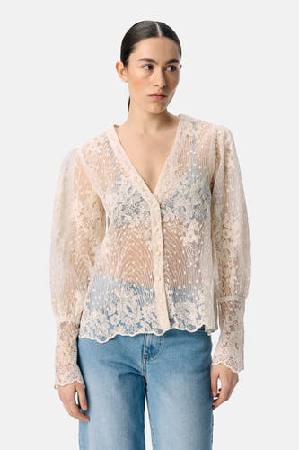 Ecru hemd met lange mouwen van OBJECT, met bloemenkant, knoopsluiting en gedragen met jeans.

