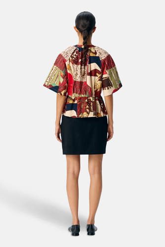 Chemise multicolore à manches courtes d'OBJECT, avec un imprimé patchwork et portée avec une jupe noire.