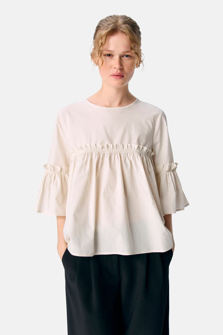 Blouse écru d'OBJECT avec des manches trois-quarts et des détails froncés, associée à un pantalon noir.