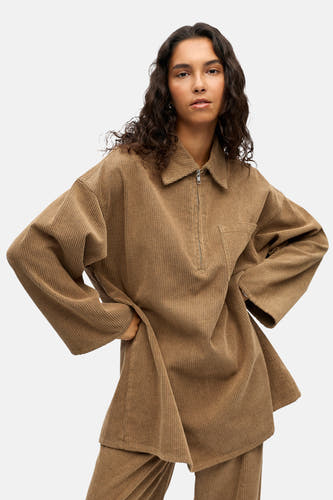 Manteau beige à longues manches d'OBJECT, fabriqué en velours côtelé et avec une fermeture éclair devant.