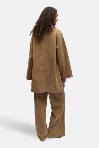 Manteau beige à longues manches d'OBJECT, avec une texture en velours côtelé et une coupe décontractée.