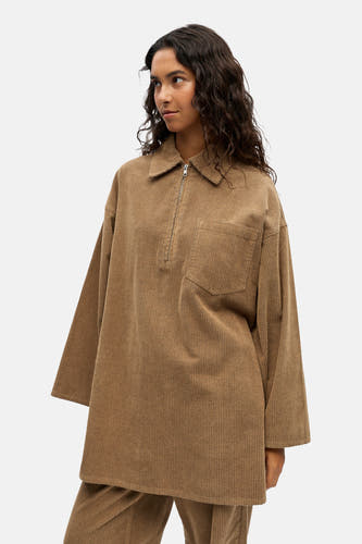 Robe beige à longues manches d'OBJECT, en tricot côtelé avec une poche poitrine et un fermeture à la la.