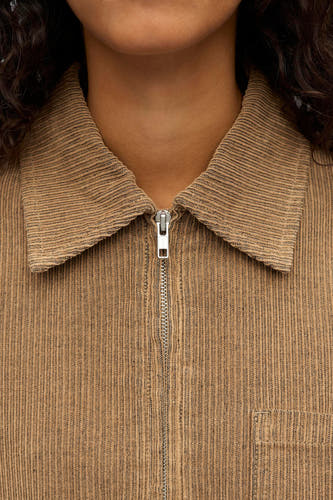 Manteau beige à longues manches d'OBJECT, avec fermeture éclair et poche poitrine.