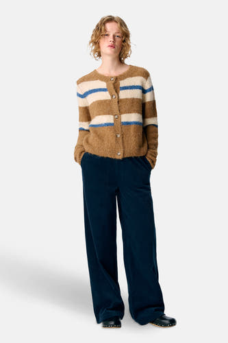 Multikleurig gilet van OBJECT, met bruine en beige strepen met blauwe details, gecombineerd met een blauwe broek.
