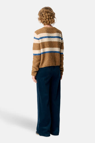 Multicolor gilet van OBJECT, met bruine, beige en blauwe horizontale strepen, en gecombineerd met een donkerblauwe corduroy broek.
