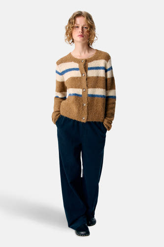 Multicolor gilet van OBJECT, met bruine en crèmekleurige strepen en blauwe accenten, gedragen met een donkerblauwe corduroy broek.