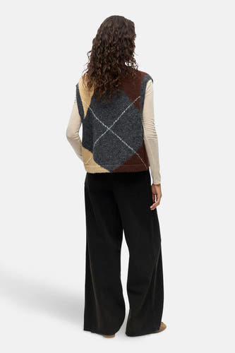 Grijs gilet van OBJECT met ruitpatroon, gedragen over een crèmekleurige blouse en een zwarte wijde broek.