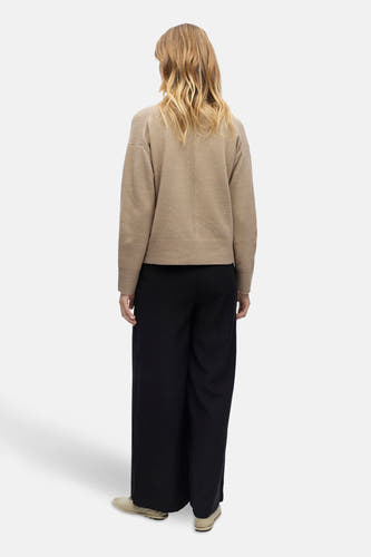 Beige gilet van OBJECT, gezien van achteren, met een gebreide textuur en een losse pasvorm.

