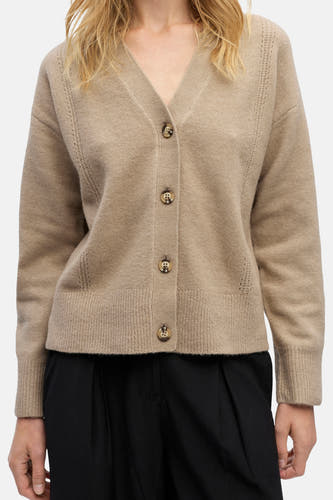 Beige gilet van OBJECT, met knoopsluiting, gedragen over een zwarte broek.
