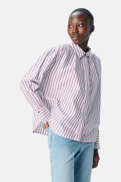 Chemise multicolore à manches longues d'OBJECT, portée avec des jeans légers et des chaussures noires.