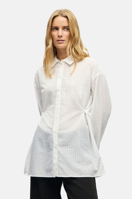 Chemise blanche à longues manches d'OBJECT, avec détail de bouton sur le côté et fines rayures verticales.
