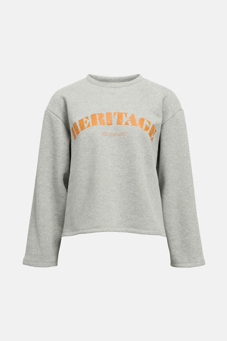 Grijze sweater van OBJECT, met lange mouwen en oranje "Heritage" print op de borst.
