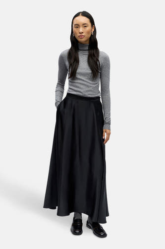 Longue jupe noire d'OBJECT, avec poche latérale et associée à une veste grise et des loafers noirs.