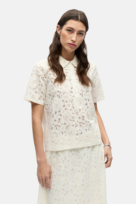 Polo écru à manches courtes d'OBJECT, avec motifs floraux en dentelle et coupe décontractée.