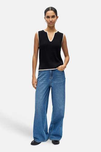 Haut noire sans manches de OBJECT, avec une bordure blanche le long de l'encolure et des emmanchures, combinée avec un jean bleu.