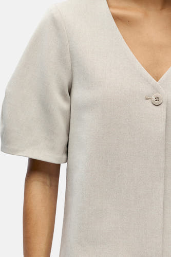 Gilet couleur écru de OBJECT, avec manches courtes bouffantes et une fermeture à un seul bouton.