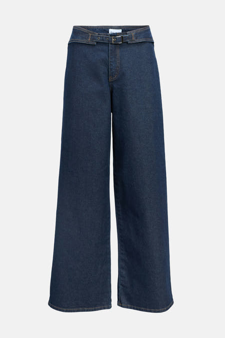 Donkerblauwe wide jeans van denim by OBJECT, met riem en wijde pijpen.

