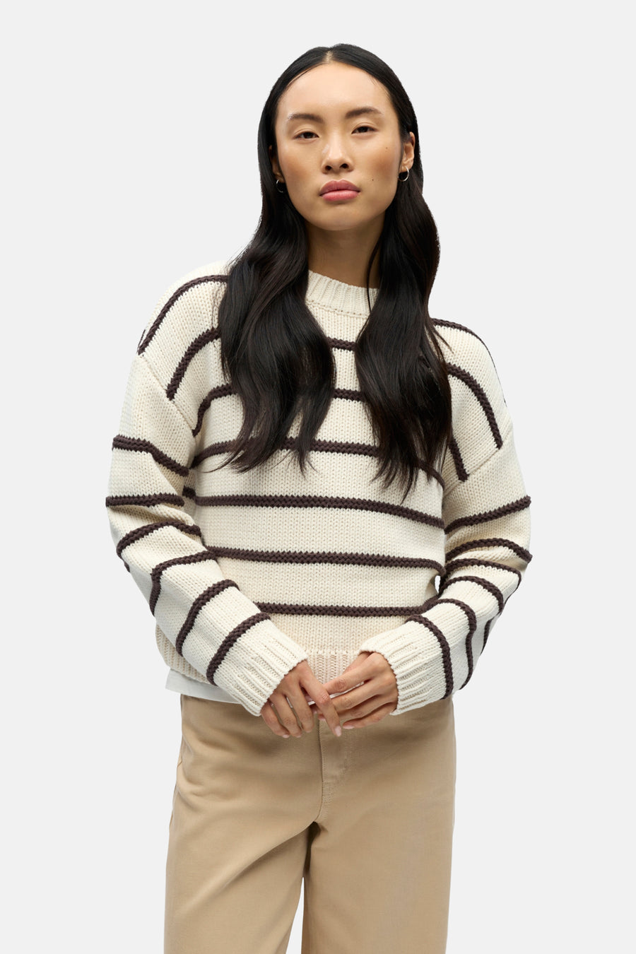 T-shirt écru avec col rond d'OBJECT, à rayures brunes, associé à un pantalon beige.