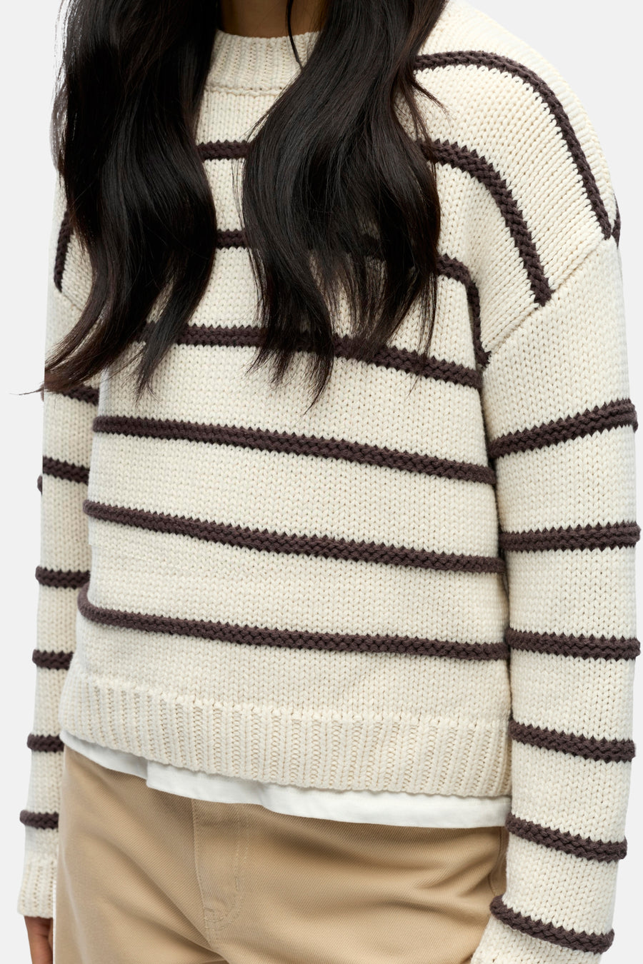 T-shirt écru avec col rond d'OBJECT, avec des rayures brunes et porté avec un pantalon kaki.