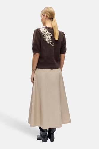 Pull marron OBJECT à manches courtes avec une texture tricotée, orné d'un motif floral blanc dans le dos.