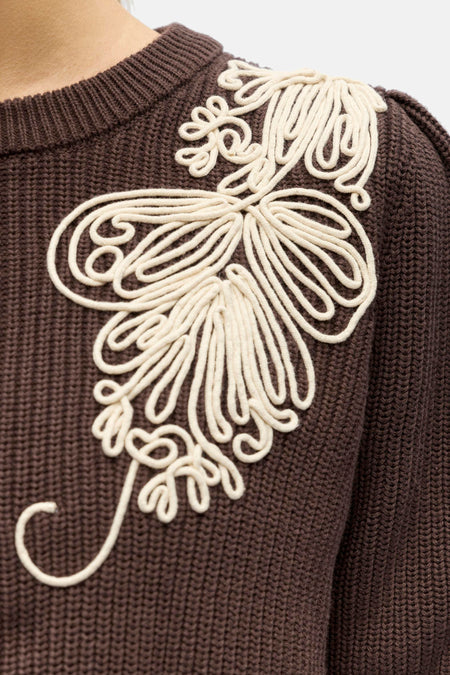Bruine trui van OBJECT met een gebreide textuur en een crèmekleurig, decoratief borduursel op de schouder.

