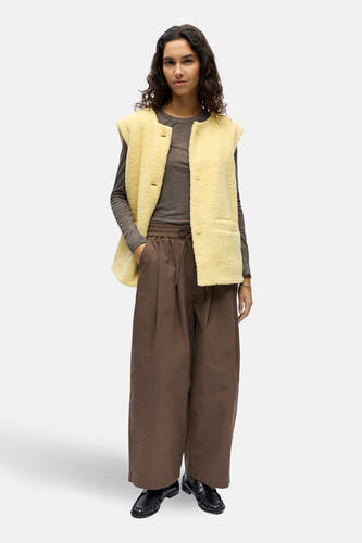 Gilet jaune de OBJECT, avec fermeture à boutons, porté sur une chemise marron et un pantalon marron ample.