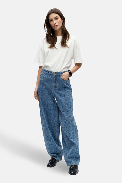 FRIDA mid blue denim jeans van OBJECT, met een losse pasvorm en een witte T-shirt.
