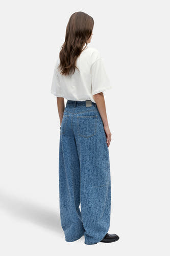 Jean en denim bleu d'OBJECT, avec des jambes larges et un étiquette de jean sur la ceinture.