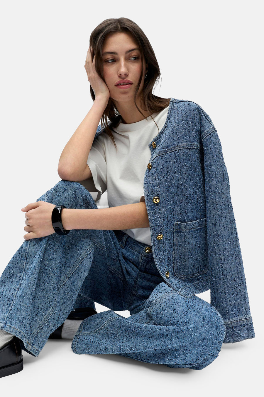 Middenblauwe denim jeans special fit van OBJECT, gecombineerd met een t-shirt en een spijkerjasje met gouden knopen.
