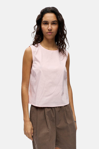 Mouwloze roze blouse van OBJECT met ronde hals en gladde stof, gedragen door een model met bruine shorts.