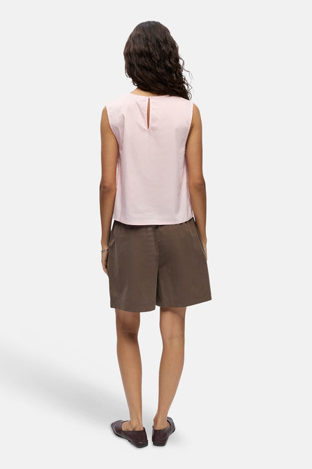 Roze mouwloze blouse van OBJECT met sleutelgat aan de achterkant, gedragen met bruine shorts en donkerbruine platte schoenen.