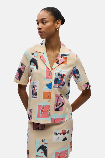 Chemise multicolore à manches courtes d'OBJECT, avec un motif de diverses illustrations et associée à des mules blanches.
