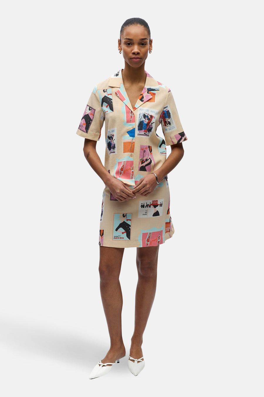 Multikleurig overhemd met korte mouwen van OBJECT, met een dessin van diverse illustraties en gecombineerd met witte muiltjes.
