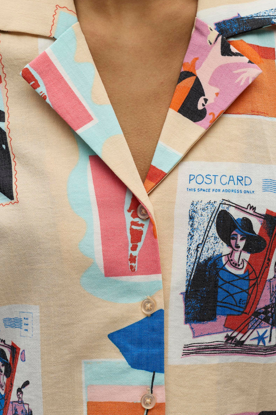 Chemise multicolore d'OBJECT avec un motif accrocheur de cartes postales, manches courtes et fermeture boutonnée.