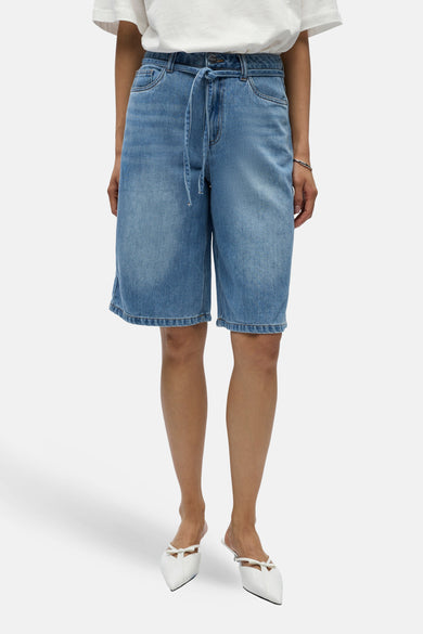Short en jean bleu clair de OBJECT, avec une taille haute et un cordon de serrage, combiné avec un t-shirt blanc et des mules blanches.