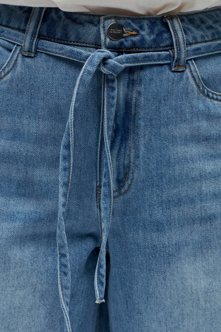 Short en jean bleu clair d'OBJECT, avec une ceinture à nouer et des poches sur le devant.