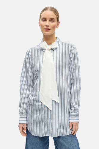 Chemise bleue à rayures à manches longues de OBJECT, avec nœud blanc et associée à un jean large.