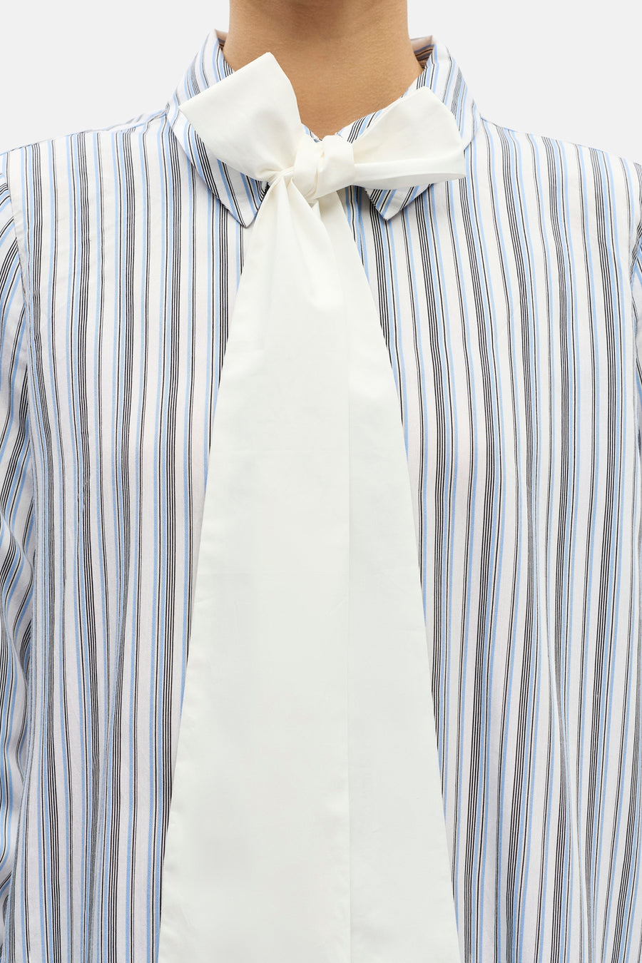 Chemise bleue à rayures à manches longues de OBJECT, avec un nœud blanc sur le col.