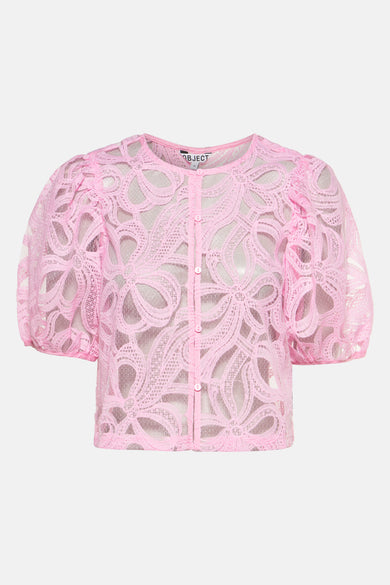 Roze blouse met korte mouwen van OBJECT, met bloemenkant en knoopsluiting.
