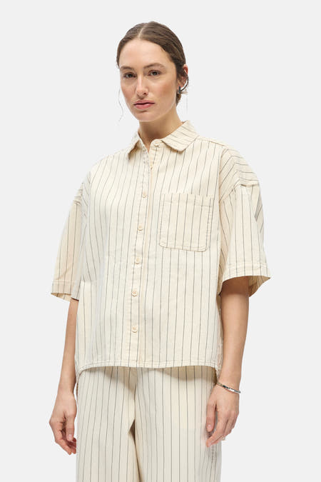 Beige hemd met korte mouwen van OBJECT, met fijne zwarte verticale strepen, borstzak en bijpassende broek.