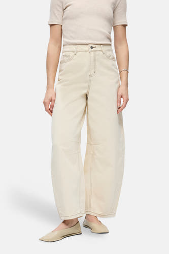 Beige wijde jeans van OBJECT met contrasterende stiksels, gedragen met een lichte top en platte schoenen.