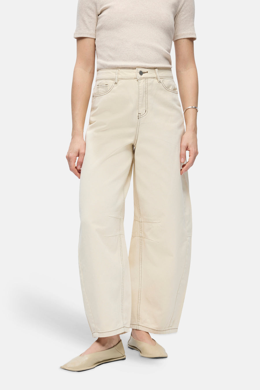 Beige wijde jeans van OBJECT met contrasterende stiksels, gedragen met een lichte top en platte schoenen.