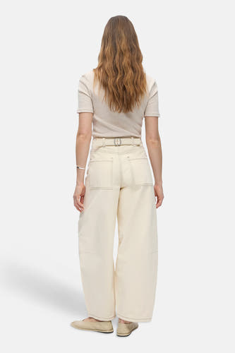 Beige spijkerbroek met speciale pasvorm van OBJECT, achterzijde, met wijde pijpen, contrasterende stiksels, lichte top, zilveren armband en platte schoenen.