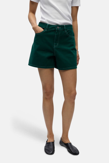 Short vert de OBJECT, avec coutures blanches, porté avec un t-shirt blanc et des chaussures noires.