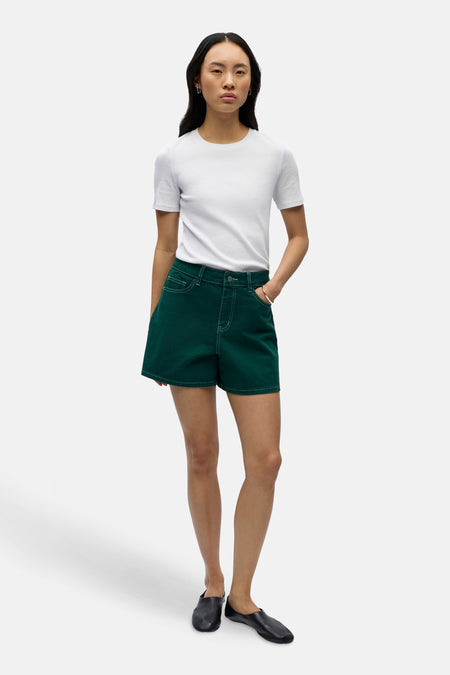 Short vert de OBJECT, avec coutures blanches et combiné avec un t-shirt blanc et des chaussures noires.