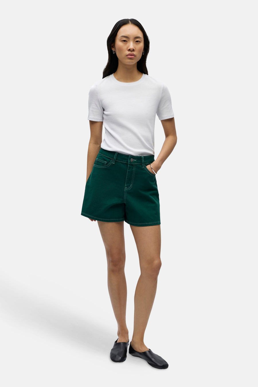 Short vert de OBJECT, avec coutures blanches et combiné avec un t-shirt blanc et des chaussures noires.