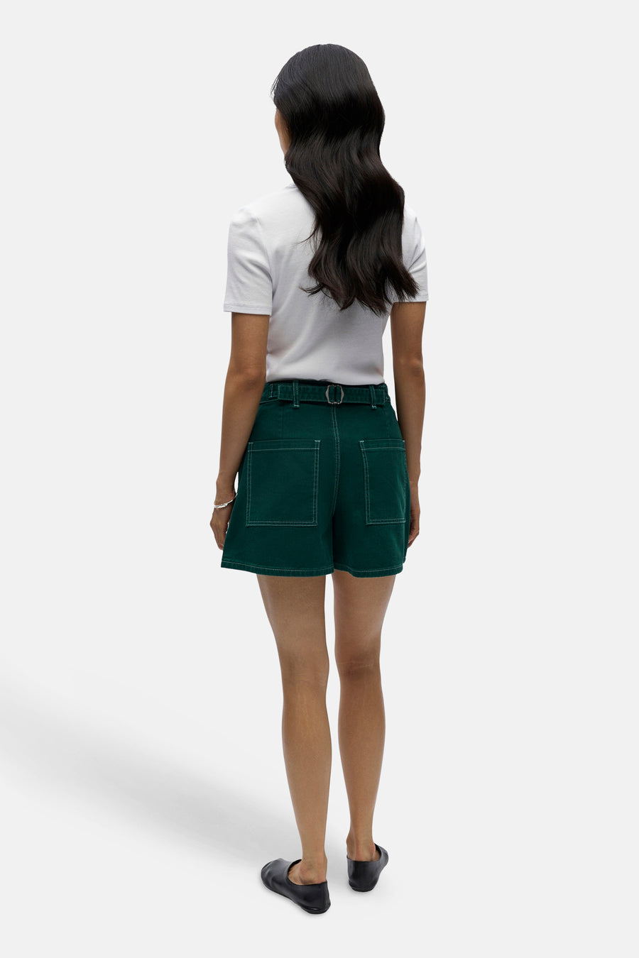 Short vert de OBJECT, avec coutures blanches et une ceinture, porté avec un t-shirt blanc.