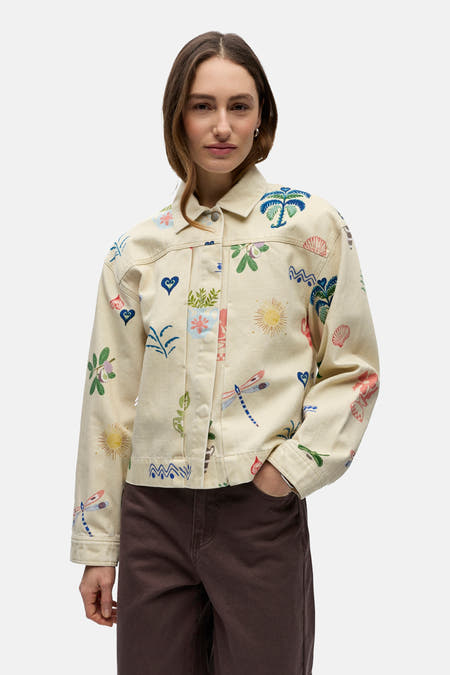 Korte beige jas van OBJECT, met vrolijke zomerse prints zoals palmbomen, schelpen en libellen.