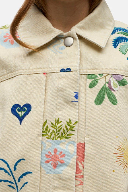Korte beige jas van OBJECT, met kleurrijke botanische patronen en een zilverkleurige knoopsluiting.
