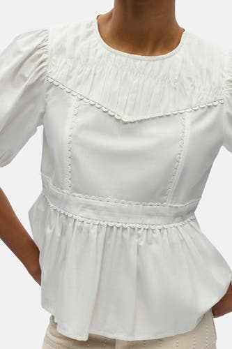 Chemisier blanc à manches courtes de OBJECT, avec détails en broderie et plis.